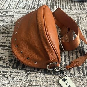 Elegant Tan Leather Crossbody Bag